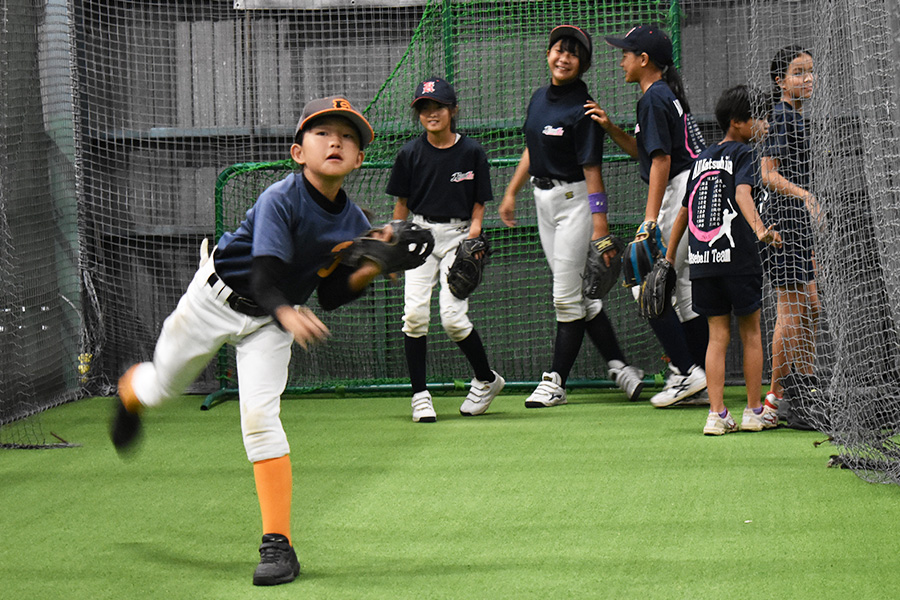 明るくも真剣に練習に取り組むオール葛飾アイリスの選手たち【写真：高橋幸司】