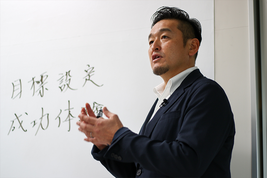 ソフトバンクコーチを務める倉野信次氏【写真：編集部】