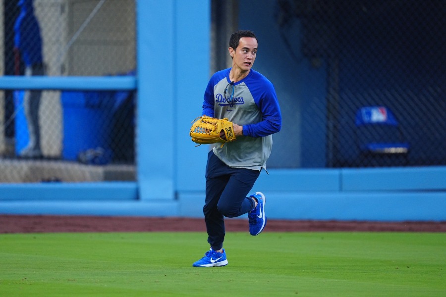 打球を処理するドジャース通訳のウィル・アイアトン氏【写真：荒川祐史】