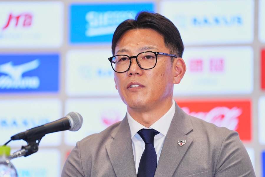 会見に出席した侍ジャパン・井端弘和監督【写真:小林靖】