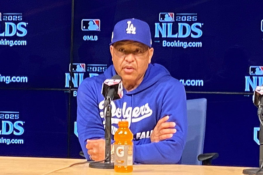 試合前、取材に応じるドジャースのデーブ・ロバーツ監督【写真：真柴健】