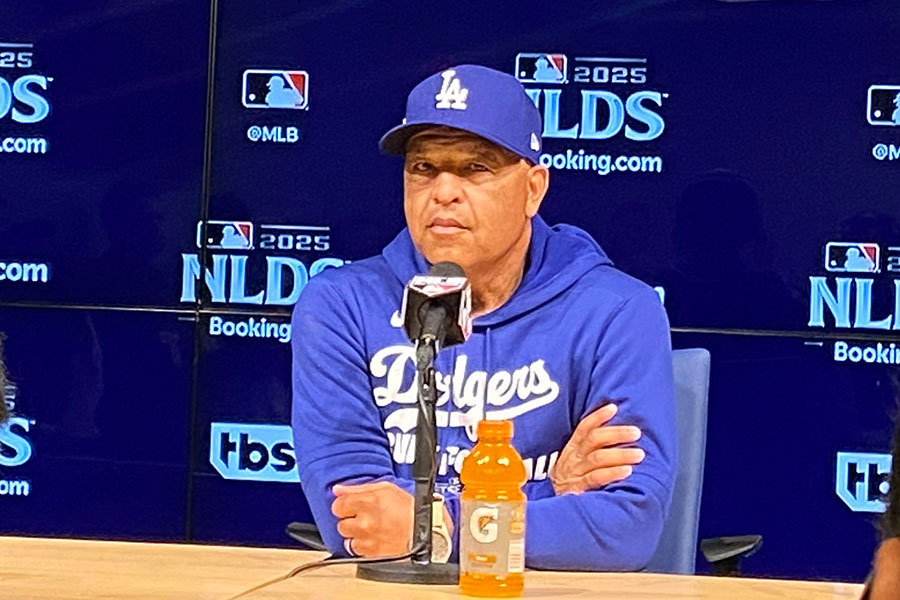 試合前、取材に応じるドジャースのデーブ・ロバーツ監督【写真：真柴健】