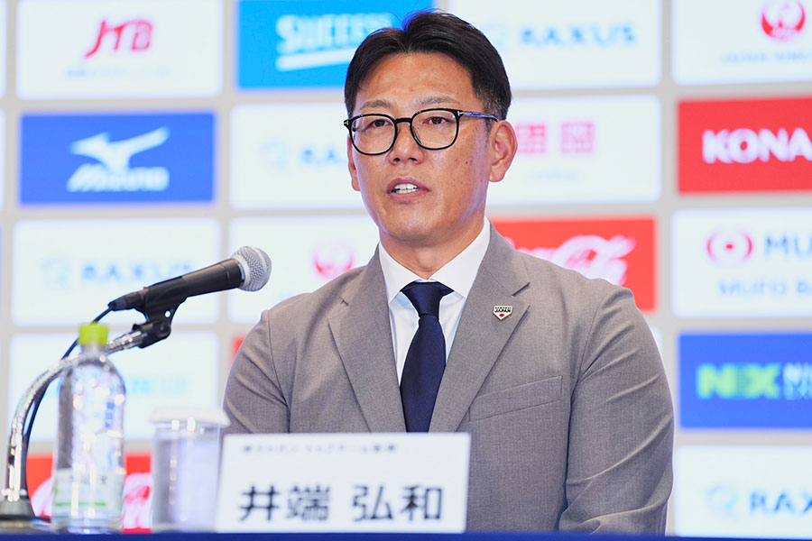 会見に出席した侍ジャパン・井端弘和監督【写真：小林靖】