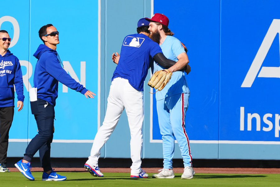 試合前にハグするドジャース・大谷翔平（左）とフィリーズのブランドン・マーシュ【写真：荒川祐史】