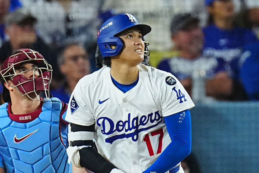フィリーズ戦の第4打席、左翼へ大飛球を放ったドジャース・大谷翔平【写真：荒川祐史】