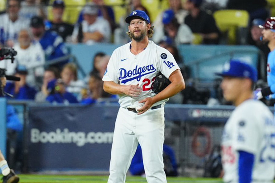 フィリーズ戦の8回、シュワーバーに本塁打を浴びたドジャースのクレイトン・カーショー【写真：荒川祐史】