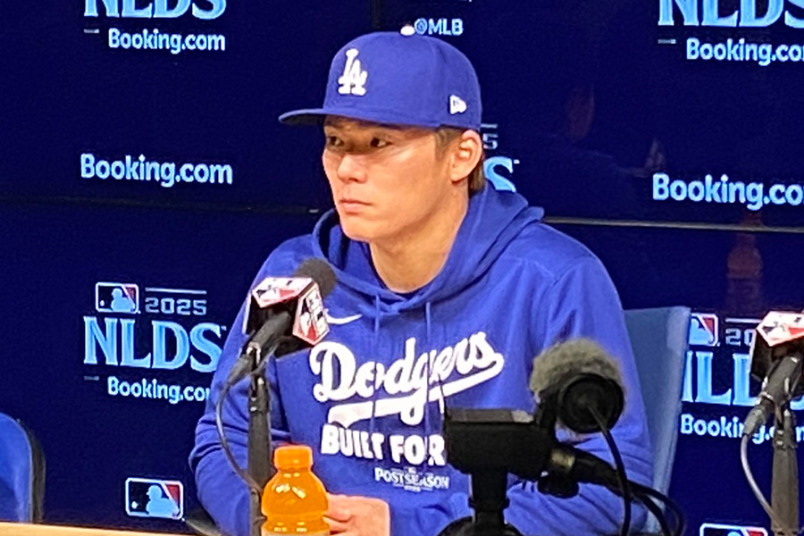 試合後会見に出席したドジャース・山本由伸【写真：真柴健】