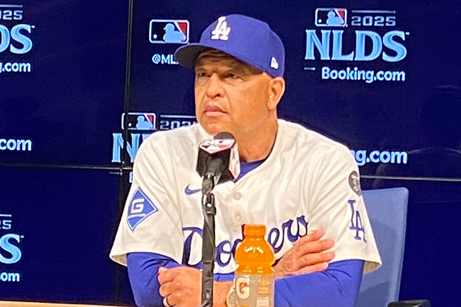試合後、取材に応じたドジャースのデーブ・ロバーツ監督【写真：真柴健】