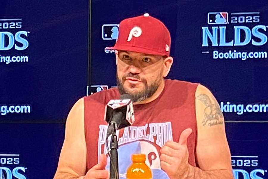 試合後取材に応じたフィリーズのカイル・シュワーバー【写真：真柴健】