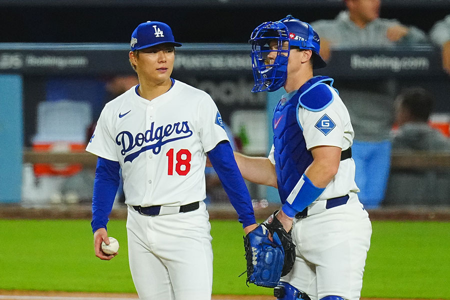 フィリーズ戦でバッテリーを組んだドジャース・山本由伸(左)とウィル・スミス【写真:荒川祐史】