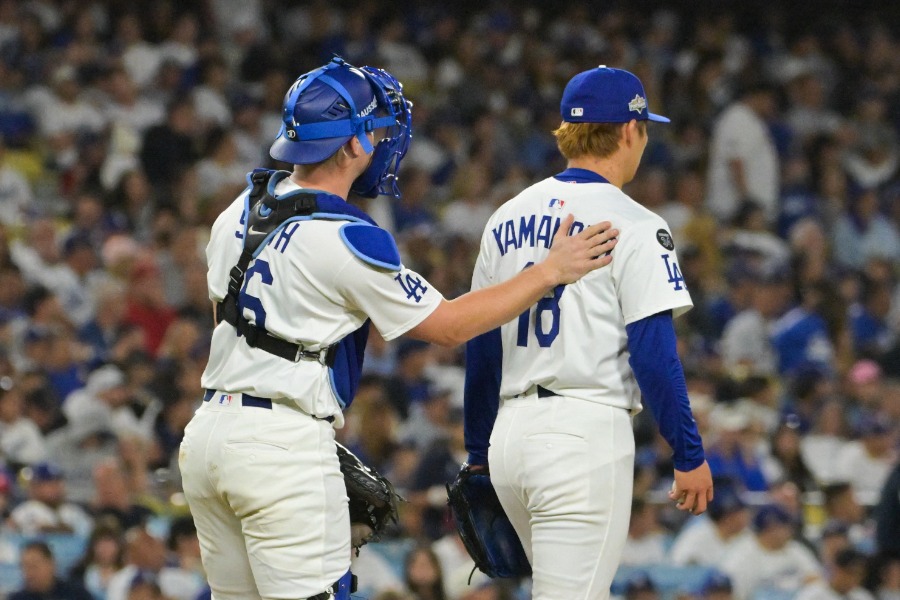 フィリーズ戦でバッテリーを組んだドジャース・山本由伸（右）とウィル・スミス【写真：ロイター】