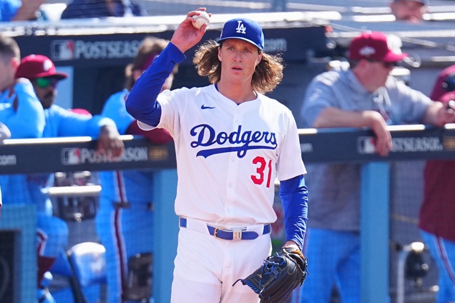 フィリーズ戦で力投するドジャースのタイラー・グラスノー【写真：荒川祐史】