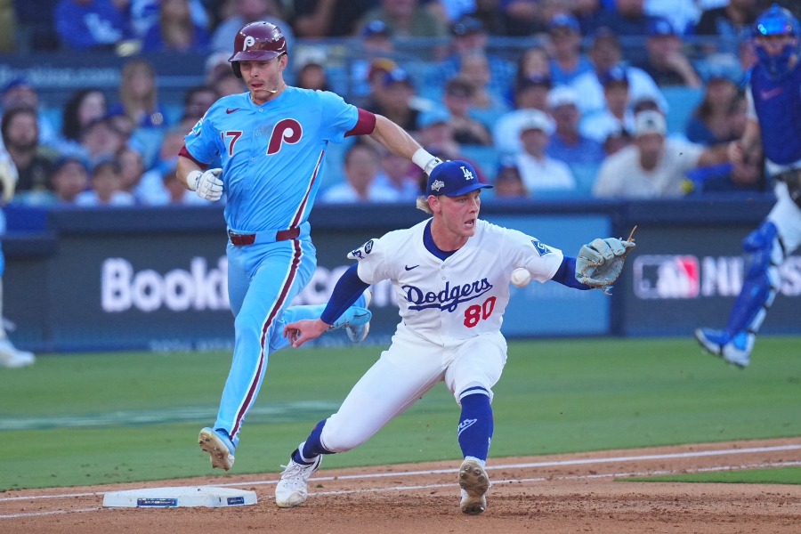 6回に捕球ミスをしたドジャースのエメ・シーハン【写真:荒川祐史】