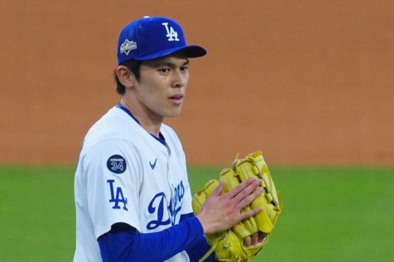 千葉ロッテマリーンズ 東京ヤクルトスワローズ 成田翔選手 プロ実使用 グラブ 選手名鑑 - 千葉ロッテマリーンズ