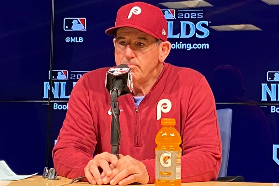 試合後、会見に出席したフィリーズのロブ・トムソン監督【写真：真柴健】