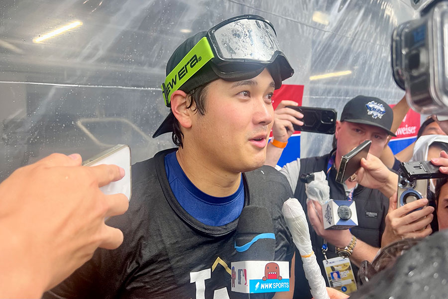 試合後、取材に応じるドジャース・大谷翔平【写真：小谷真弥】