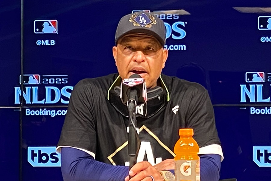 取材に応じたドジャースのデーブ・ロバーツ監督【写真：真柴健】