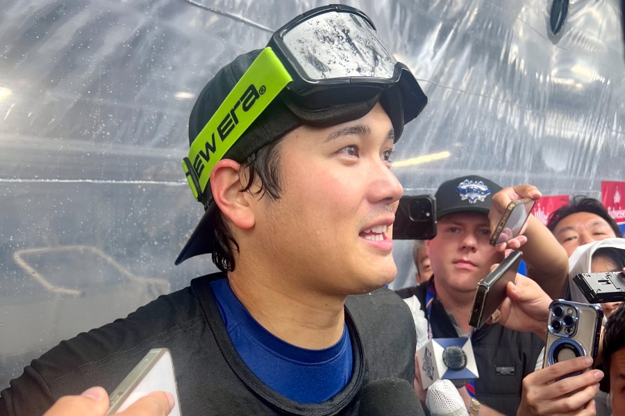 試合後、取材に応じるドジャース・大谷翔平【写真：小谷真弥】