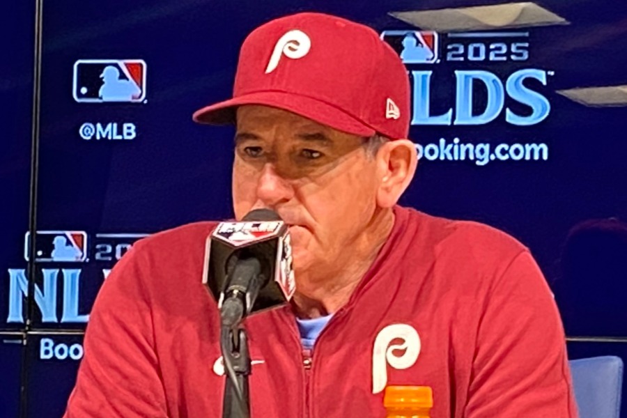 会見に応じたフィリーズのロブ・トムソン監督【写真：真柴健】