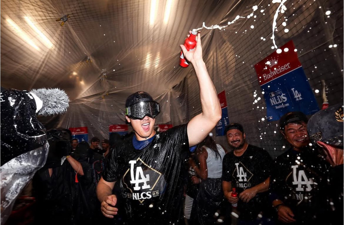 シャンパンファイトを楽しむドジャースナイン（写真はスクリーンショット）