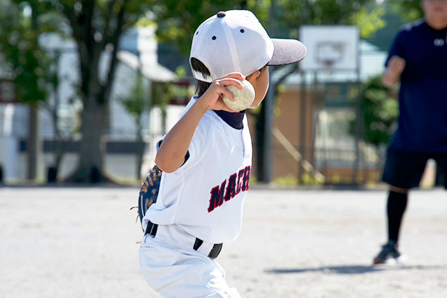投げる球の質を高める“正しい”握り方とは（写真はイメージ）