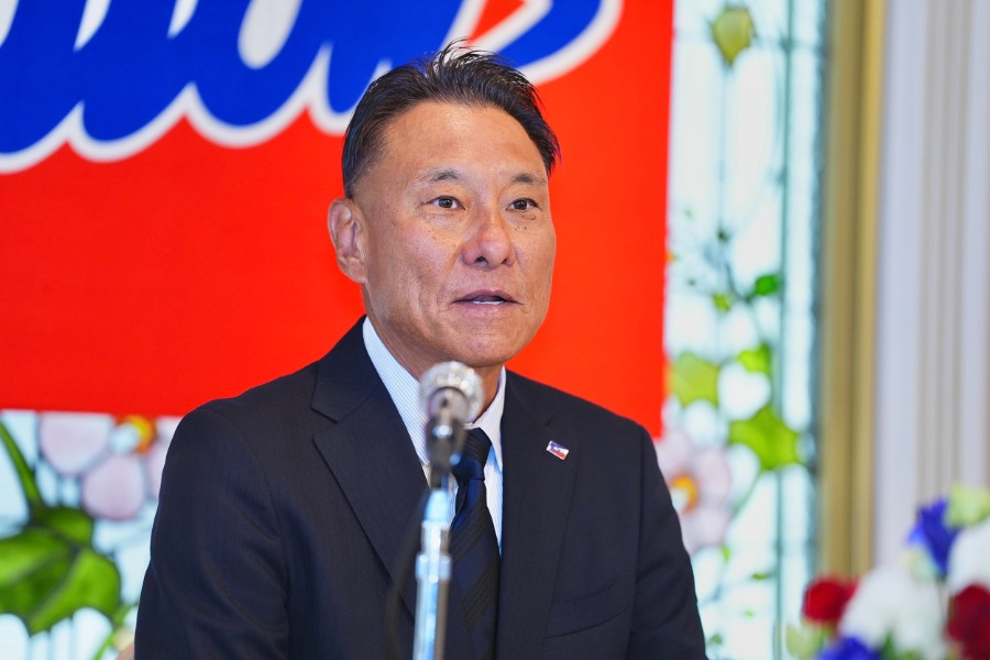 監督就任会見を行ったヤクルト・池山隆寛氏【写真：小林靖】