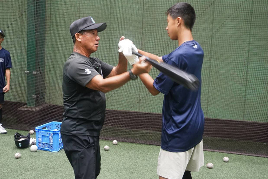 打撃指導をする蓬莱昭彦総監督（左）【写真：尾辻剛】