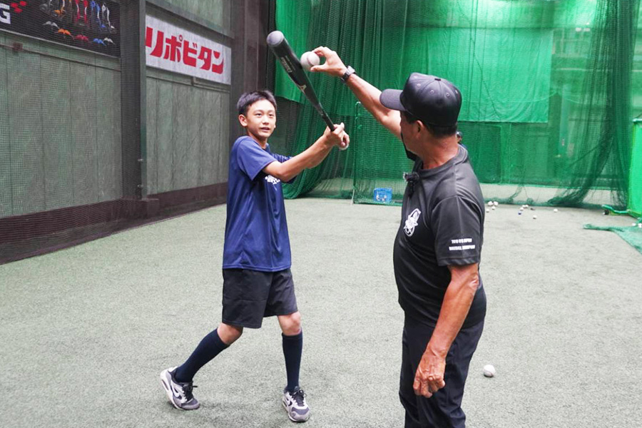 打撃指導をする世田谷西リトルシニア・蓬莱昭彦総監督(右)【写真:尾辻剛】