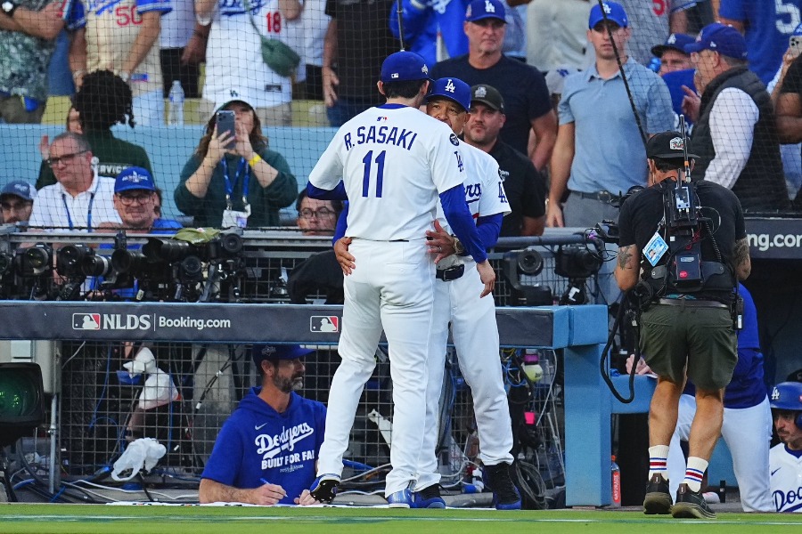 ドジャース・佐々木朗希を出迎えるデーブ・ロバーツ監督【写真：荒川祐史】