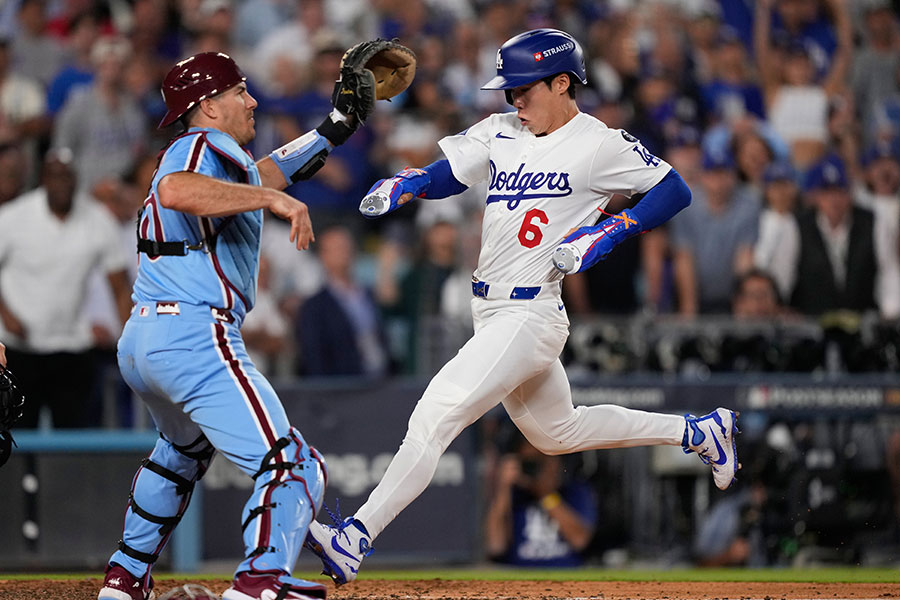 フィリーズ戦の11回、サヨナラのホームを踏むドジャースのキム・ヘソン【写真:アフロ】