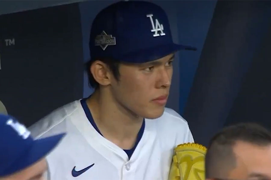 ベンチで待機するドジャース・佐々木朗希【画像:MLB公式Xより】