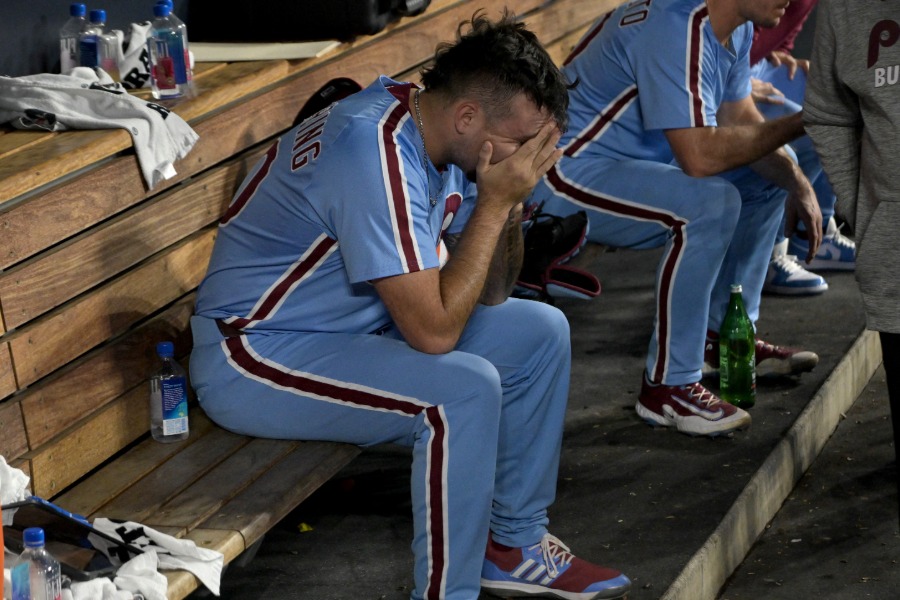 試合に敗れベンチで呆然とするフィリーズのオリオン・カーカリング【写真：ロイター】