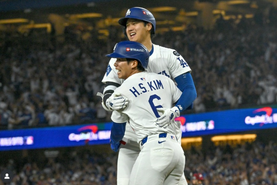 ジョン・スーフー氏が公開した大谷とキム・ヘソンの写真(画像はスクリーンショット)