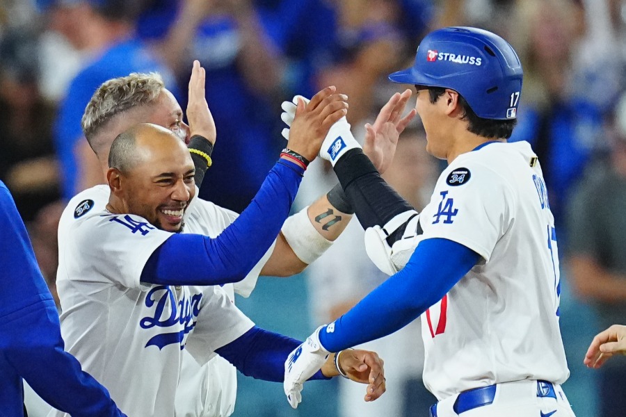 ハイタッチを交わすドジャースのムーキー・ベッツ（左）と大谷翔平【写真：荒川祐史】