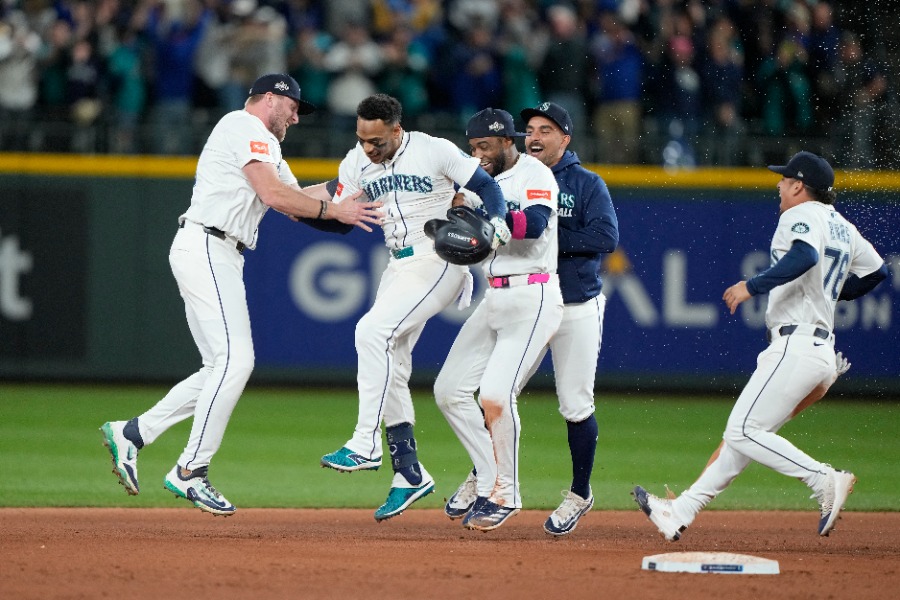 タイガース戦に勝利し、喜ぶマリナーズナイン【写真：ロイター】