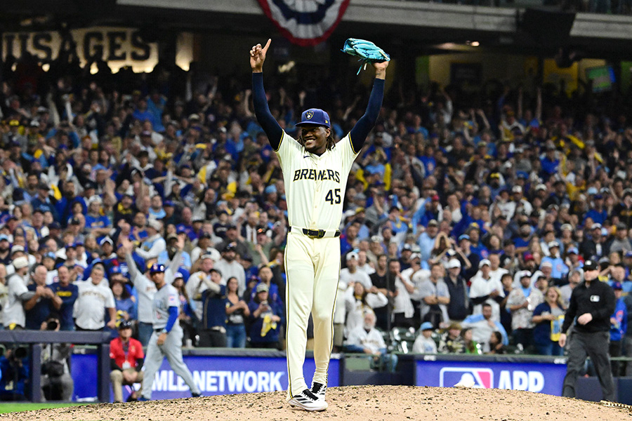 9回に登板したブルワーズのアブナー・ウリベ【写真：ロイター】