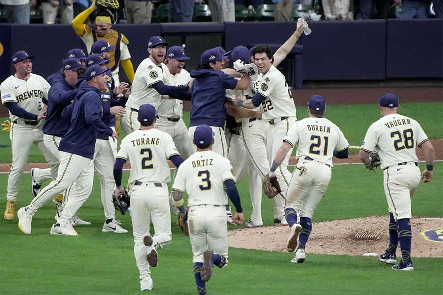 カブス戦に勝利して歓喜するブルワーズナイン【写真:ロイター】