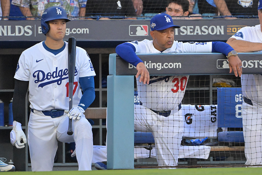 ドジャース・大谷翔平（左）とデーブ・ロバーツ監督【写真：ロイター】