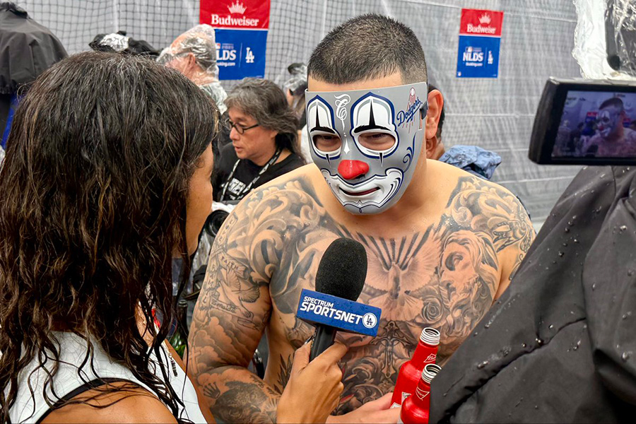 仮面を被ってシャンパンファイトに参加したアンソニー・バンダ【写真：小谷真弥】