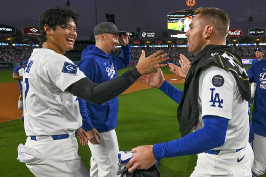 試合後に握手を交わす大谷翔平（左）とフレディ・フリーマン【写真提供：ジョン・スーフー/ドジャース】