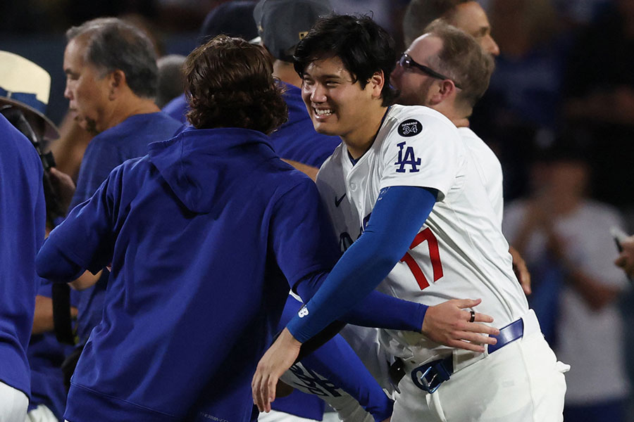 サヨナラ勝利を喜ぶドジャース・大谷翔平【写真：ロイター】