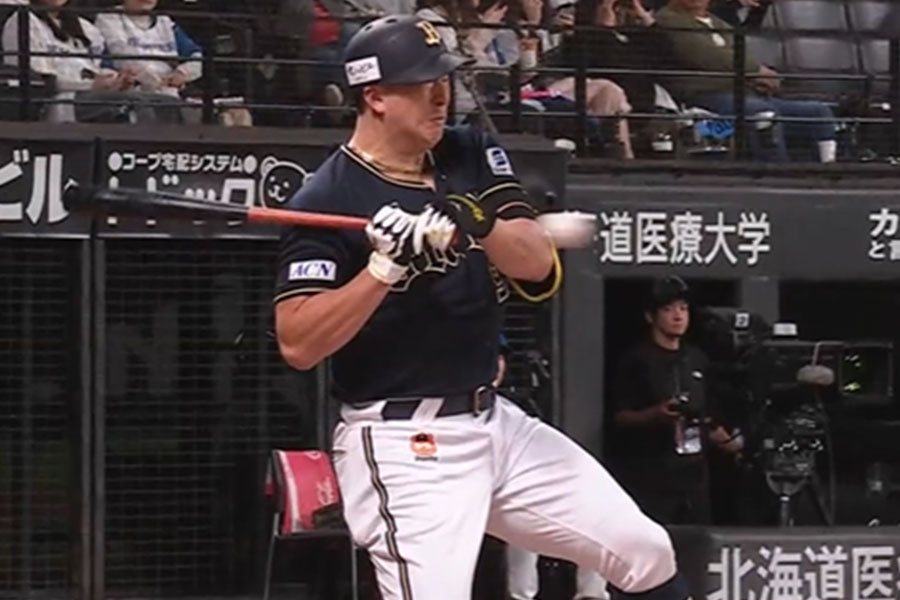 日本ハム戦で死球を受けて悶絶するオリックス・杉本裕太郎【画像：パーソル パ・リーグTV】