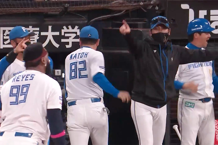 8回に逆転し、ベンチで喜ぶ日本ハム・新庄剛志監督【画像：パーソル パ・リーグTV】