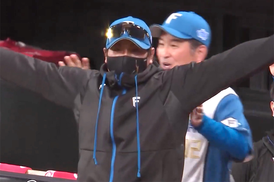 逆転に喜ぶ日本ハム・新庄剛志監督【画像：パーソル パ・リーグTV】