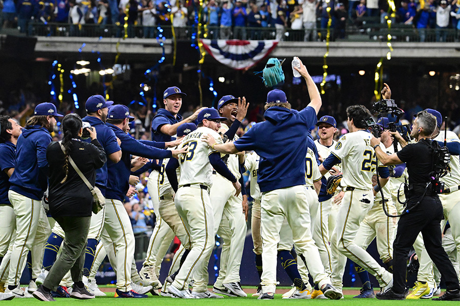 カブスに勝利して喜ぶブルワーズナイン【写真：ロイター】