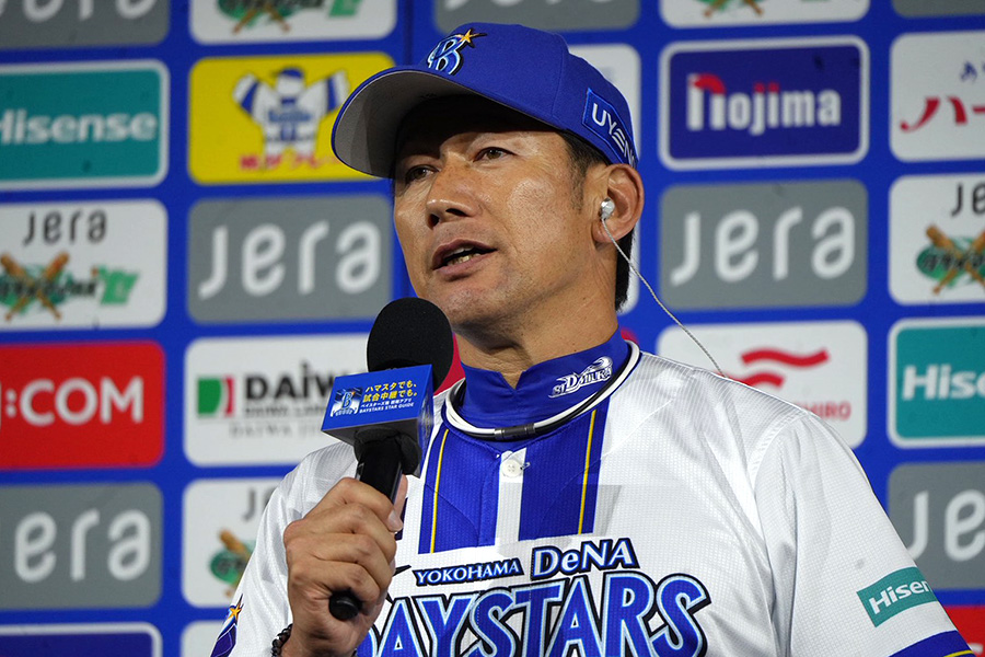 勝利監督インタビューに応じたDeNA・三浦大輔監督【写真：町田利衣】