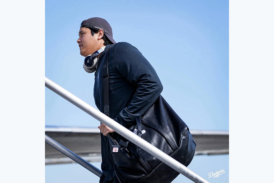 飛行機に乗り込むドジャース・大谷翔平【写真提供:ドジャース】