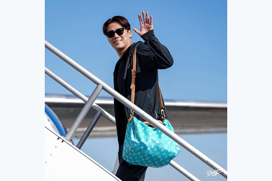 飛行機に乗り込むドジャース・山本由伸【写真提供:ドジャース】