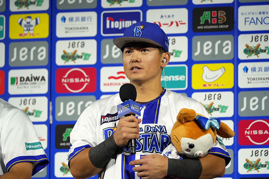 お立ち台にあがったDeNA・林琢真