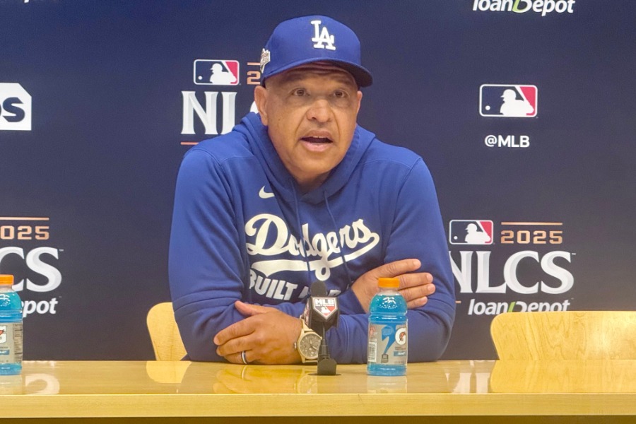 会見で取材に応じたドジャースのデーブ・ロバーツ監督【写真：小谷真弥】